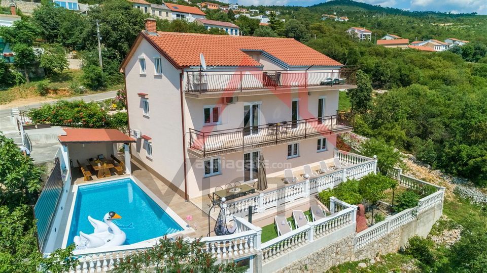 CRIKVENICA - casa con tre appartamenti, piscina e garage